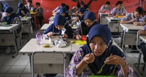 Ada Biaya Peningkatan Gizi Anak Sekolah Dalam Anggaran Pendidikan 2025 Sejumlah siswa menyantap makanan gratis saat simulasi program makan siang gratis di SMP Negeri 2 Curug, Kabupaten Tangerang, Banten, Kamis (29/2/2024). ANTARA FOTO/Sulthony Hasanuddin/aa.