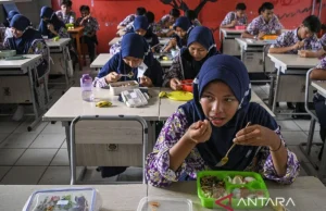 Makan Siang Gratis: Hak Gizi atau Beban Dana Pendidikan? Sejumlah siswa menyantap makanan gratis saat simulasi program makan siang gratis di SMP Negeri 2 Curug, Kabupaten Tangerang, Banten, Kamis (29/2/2024). ANTARA FOTO/Sulthony Hasanuddin/aa.