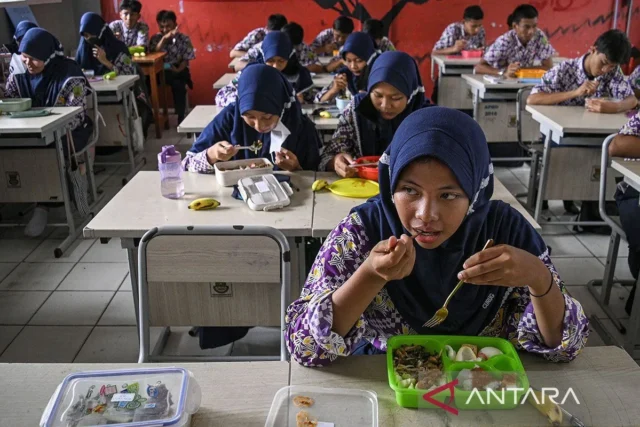 Sejumlah siswa menyantap makanan gratis saat simulasi program makan siang gratis di SMP Negeri 2 Curug, Kabupaten Tangerang, Banten, Kamis (29/2/2024). ANTARA FOTO/Sulthony Hasanuddin/aa.