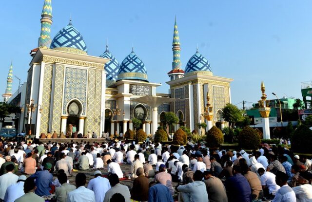 Potret pelaksanaan sholat Idul Fitri. Foto: ANTARA FOTO/Fikri Yusuf