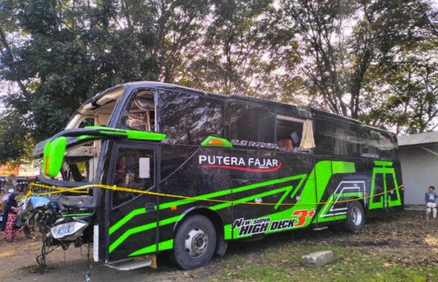 Penampakan bus pariwisata Trans Putera Fajar usai mengalami kecelakaan di Ciater, Subang, Jawa Barat yang membawa rombongan SMK Lingga Kencana Depok pada Sabtu (11/5) petang, di Subang, Jawa Barat, Minggu (12/5/2024). ANTARA/HO-Humas Kemenhub