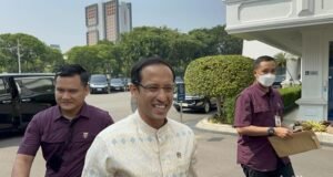 Bertemu Presiden Jokowi, Mendikbud Batalkan Kenaikan UKT Bertemu Presiden Jokowi, Mendikbud Batalkan Kenaikan UKT. Nadie Makarim di Istana Negara (Isal Mawardi/detikcom)