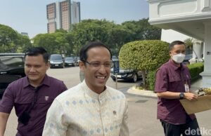 Bertemu Presiden Jokowi, Mendikbud Batalkan Kenaikan UKT Bertemu Presiden Jokowi, Mendikbud Batalkan Kenaikan UKT. Nadie Makarim di Istana Negara (Isal Mawardi/detikcom)