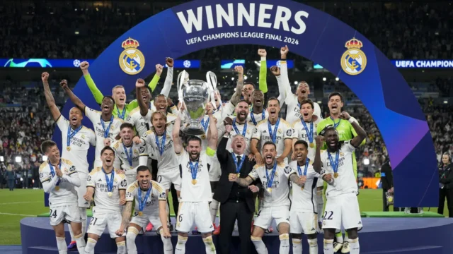 Real Madrid berhasil menjuarai Liga Champion. Gol kemenangan dicetak oleh Dani Carvajal dan Vinicius Junior, yang juga memecahkan rekor Lionel Messi.