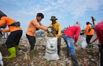 Aksi Bersih Pantai, Warga Teluk Pandeglang Angkat 102 Ton Sampah