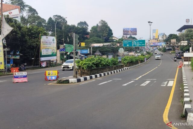 Kondisi lalu lintas Jalur Wisata Puncak tepatnya di Simpang Gadog, Ciawi, Kabupaten Bogor, Jawa Barat. (ANTARA/M Fikri Setiawan)