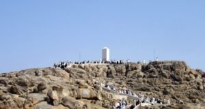 Jabal Rahmah: Bukit Kasih Sayang Yang Ternoda Jabal Rohmah menjadi tempat bertemunya kembali Nabi Adam dan Hawa, Sumber: staticflickr.com