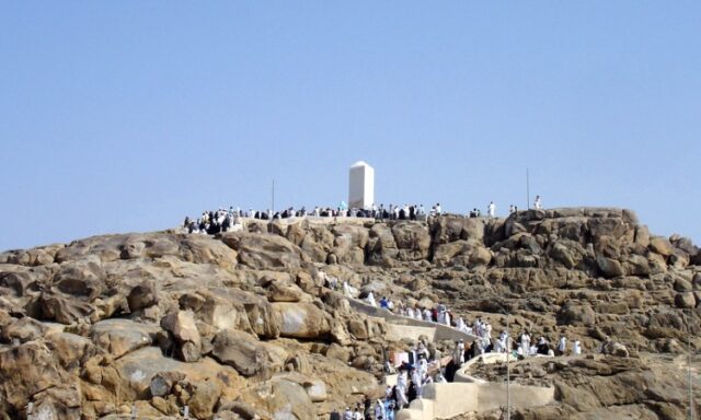 Jabal Rohmah menjadi tempat bertemunya kembali Nabi Adam dan Hawa, Sumber: staticflickr.com