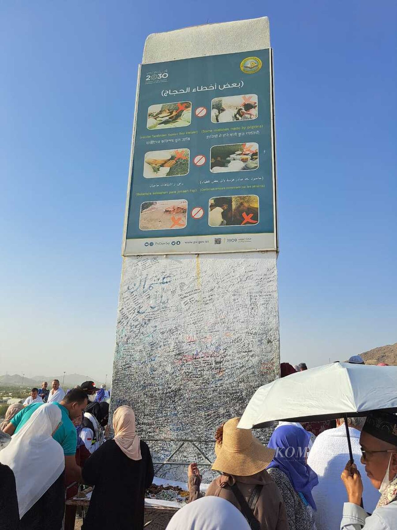 Puncak Jabal Rahmah yang padat pengunjung, sesuai suasana yang terekam pada Rabu (12/7/2023) sore waktu Arab Saudi. Tiap tahun, pada saat wukuf di Arafah, jemaah haji selalu berusaha menyempatkan diri ke Jabal Rahmah walau tiada perintah untuk melakukannya.