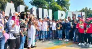 Pati Cinta Damai, Warga Pati Bagikan 1000 Mawar Komunitas dan masyarakat Kota Pati menggelorakan Gerakan Pati Cinta Damai. di Alun- alun Simpang Lima Pati merespon tragedi amuk massa di Sukolilo. Sumber: rmoljawatengah.id