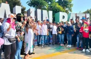 Pati Cinta Damai, Warga Pati Bagikan 1000 Mawar Komunitas dan masyarakat Kota Pati menggelorakan Gerakan Pati Cinta Damai. di Alun- alun Simpang Lima Pati merespon tragedi amuk massa di Sukolilo. Sumber: rmoljawatengah.id