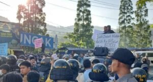 PKL Tolak Relokasi dari Jalur Puncak Bogor Ratusan personel gabungan Pol PP kabupaten amankan eksekusi PKL liar di jalur Puncak Bogor,(foto:rri.co.id/yf)