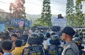PKL Tolak Relokasi dari Jalur Puncak Bogor Ratusan personel gabungan Pol PP kabupaten amankan eksekusi PKL liar di jalur Puncak Bogor,(foto:rri.co.id/yf)