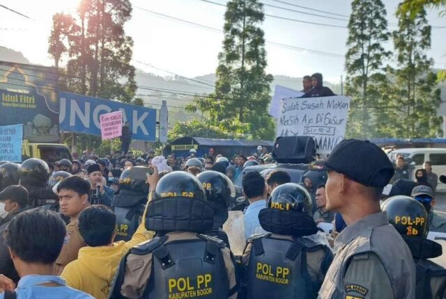 Ratusan personel gabungan Pol PP kabupaten amankan eksekusi PKL liar di jalur Puncak Bogor,(foto:rri.co.id/yf)