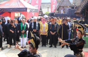 Disambut Antusias, Airin Hadiri Upacara Adat Seren Taun Kasepuhan Cisitu