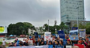 Koalisi Masyarakat Sipil Gelar Kampanye ‘Sekolah Bebas Biaya’ Jalan santai sembari kampanye Sekolah Bebas Biaya. Foto: Kopaja