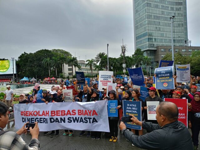 Jalan santai sembari kampanye Sekolah Bebas Biaya. Foto: Kopaja Jalan santai sembari kampanye Sekolah Bebas Biaya. Foto: Kopaja