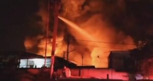 Kebakaran Melanda di Kawasan Padat Penduduk di Manggarai, 34 Mobil Damkar Dikerahkan Kebakaran di Manggarai, Jakarta (Foto: Jonathan Simanjuntak/Okezone)