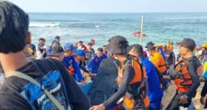 Tragedi Outing Class di Pantai Drini: YCG Desak Pemerintah Perketat Keselamatan Kegiatan Pendidikan Luar Ruang Evakuasi korban keempat siswa SMP 7 Mojokerto, Jatim yang terseret ombak pantai Drini, Rabu 29 Januari. 2025. @ foto InilahJogja