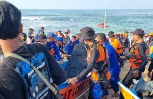 Tragedi Outing Class di Pantai Drini: YCG Desak Pemerintah Perketat Keselamatan Kegiatan Pendidikan Luar Ruang Evakuasi korban keempat siswa SMP 7 Mojokerto, Jatim yang terseret ombak pantai Drini, Rabu 29 Januari. 2025. @ foto InilahJogja