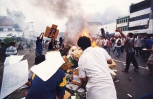 Fadli Zon dan Pengkhianatan Kaum Intelektual Kerusuhan massa yang diwarnai aksi perusakan dan pembakaran bangunan di kawasan Pasar Baru Jakarta Pusat (14/5/1998). Kerusuhan yang awalnya bermula dari kawasan di sekitar Kampus Trisakti, Jakarta Barat meluas hingga wilayah Botabek. KOMPAS/ARBAIN RAMBEY