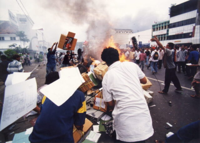 Kerusuhan massa yang diwarnai aksi perusakan dan pembakaran bangunan di kawasan Pasar Baru Jakarta Pusat (14/5/1998). Kerusuhan yang awalnya bermula dari kawasan di sekitar Kampus Trisakti, Jakarta Barat meluas hingga wilayah Botabek. KOMPAS/ARBAIN RAMBEY