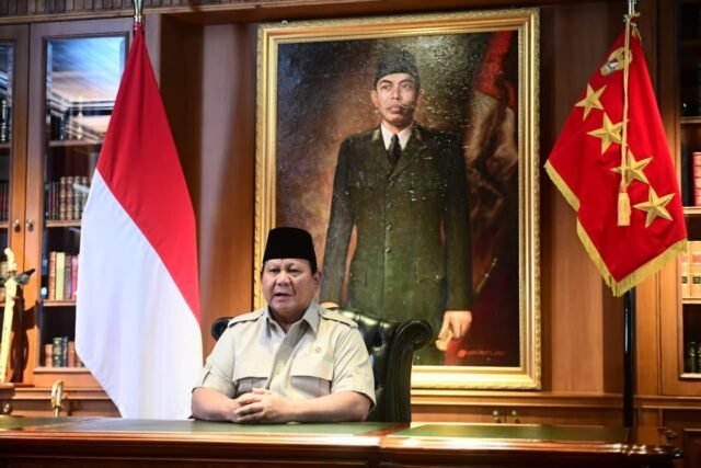 Prabowo Subianto saat menyampaikan belasungkawa di Hambalang. Prabowo Subianto saat menyampaikan belasungkawa di Hambalang.