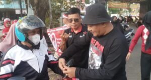 Ajak Warga Kibarkan Merah Putih, REPDEM Kota Tangerang Bagikan Bendera