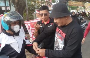 Ajak Warga Kibarkan Merah Putih, REPDEM Kota Tangerang Bagikan Bendera