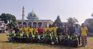 Meriahkan HUT RI ke-80, MWC NU Cipondoh Adakan Sepak Bola Sarungan