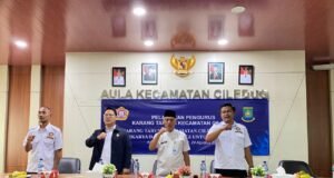 Karang Taruna Ciledug Dilantik, Ketua Katar Kota Tangerang Dorong Ciptakan Inovasi Ketua karang Taruna Kota Tangerang Aditya Pratama bersama Camat Ciledug