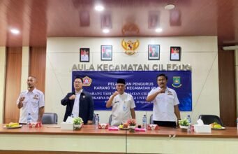 Karang Taruna Ciledug Dilantik, Ketua Katar Kota Tangerang Dorong Ciptakan Inovasi Ketua karang Taruna Kota Tangerang Aditya Pratama bersama Camat Ciledug