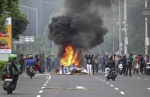 PERNYATAAN SIKAP – KOALISI PENDIDIKAN KERAGAMAN MENGECAM TINDAKAN REPRESIF APARAT DAN PERLINDUNGAN HAK DALAM DEMONSTRASI Demo 28 Agustus 2025. Sumber: Beritasatu.com