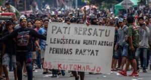 Kenaikan Pajak dan Kemerdekaan: Saatnya Bersikap Kritis Kepala PCO Hasan Nasbi membantah wacana kenaikan PBB hingga berujung kericuhan di Pati, berkaitan dengan kebijakan efisiensi pemerintah pusat. (ANTARA FOTO/AJI STYAWAN)