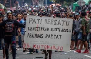 Kenaikan Pajak dan Kemerdekaan: Saatnya Bersikap Kritis Kepala PCO Hasan Nasbi membantah wacana kenaikan PBB hingga berujung kericuhan di Pati, berkaitan dengan kebijakan efisiensi pemerintah pusat. (ANTARA FOTO/AJI STYAWAN)