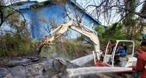 BPBD Kota Tangerang Padamkan Limbah Karet Terbakar