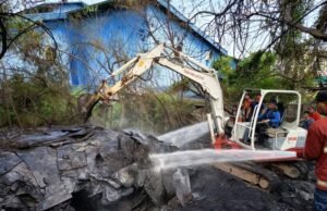 BPBD Kota Tangerang Padamkan Limbah Karet Terbakar