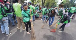 Cinta Bandung, Komunitas Ojol Turun ke Jalan Membersihkan Kota