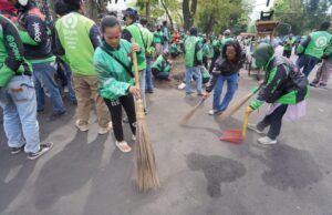 Cinta Bandung, Komunitas Ojol Turun ke Jalan Membersihkan Kota