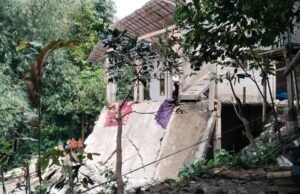 Apa Penyebab Ambruknya Gedung Majelis Taklim di Bogor? Bangunan Majelis Taklim ambruk di Bogor. Sumber : Dokumentasi tvOnenews/Aldi Herlanda.