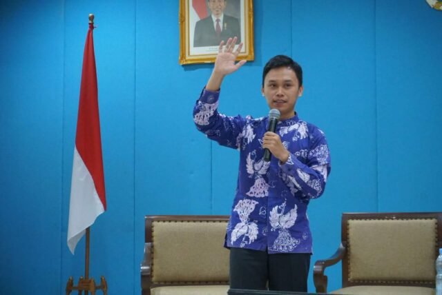 Direktur Yayasan Cahaya Guru, Muhammad Mukhlisin