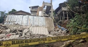 Gedung Majelis Taklim Ambruk di Bogor, 4 Tewas dan 100 Lebih Luka-Luka Bangunan majelis takim yang roboh di Bogor kini dipasangi garis polisi. (M Solihin/detikcom)