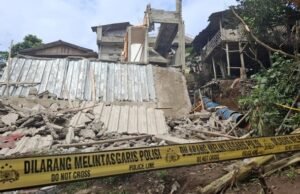 Gedung Majelis Taklim Ambruk di Bogor, 4 Tewas dan 100 Lebih Luka-Luka Bangunan majelis takim yang roboh di Bogor kini dipasangi garis polisi. (M Solihin/detikcom)