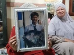 Menyedihkan, Siswa SMK Tangerang Meninggal Usai Ikut Demonstrasi di Jakarta Foto: Keluarga korban menunjukkan foto almarhum Andika Lutfi Falah (16) (ANTARA/Azmi Samsul Maarif).