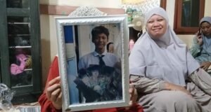 Menyedihkan, Siswa SMK Tangerang Meninggal Usai Ikut Demonstrasi di Jakarta Foto: Keluarga korban menunjukkan foto almarhum Andika Lutfi Falah (16) (ANTARA/Azmi Samsul Maarif).