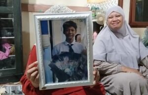 Menyedihkan, Siswa SMK Tangerang Meninggal Usai Ikut Demonstrasi di Jakarta Foto: Keluarga korban menunjukkan foto almarhum Andika Lutfi Falah (16) (ANTARA/Azmi Samsul Maarif).
