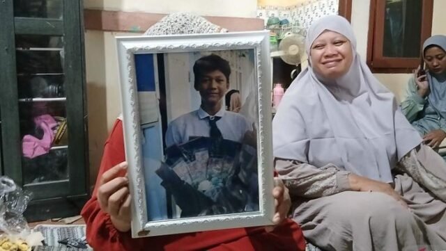 Foto: Keluarga korban menunjukkan foto almarhum Andika Lutfi Falah (16) (ANTARA/Azmi Samsul Maarif). Foto: Keluarga korban menunjukkan foto almarhum Andika Lutfi Falah (16) (ANTARA/Azmi Samsul Maarif).
