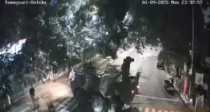 Beredar Video Polisi Serang UNISBA dan UNPAS Bandung Tangkapan layar UNISBA dan UNPAS diserang Polisi.