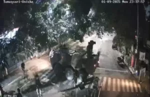 Beredar Video Polisi Serang UNISBA dan UNPAS Bandung Tangkapan layar UNISBA dan UNPAS diserang Polisi.