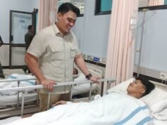 Cahyo Harjo Prakoso Jenguk Santri Korban Ambruknya Mushola di Ponpes Al Khoziny